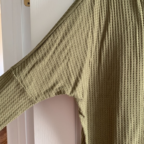 NWOT Waffle Knit High Low V-Neck Tunic M Army Green - Picture 8 of 8